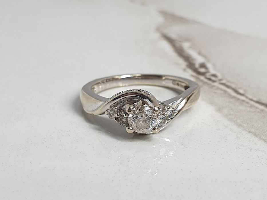 Inel din aur alb de 18K cu diamante naturale mărimea 50, gramaj 3,77 g