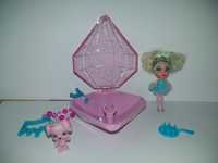 Miniatura Barbie cu accesorii.