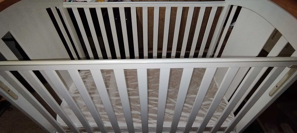 Детская кровать с матрасом. Д - 1,25м, Ш - 0,73м, В - 1,1м