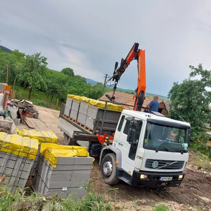 Transport nisip sort pământ lemne baloți cu mașină basculabilă ,macara