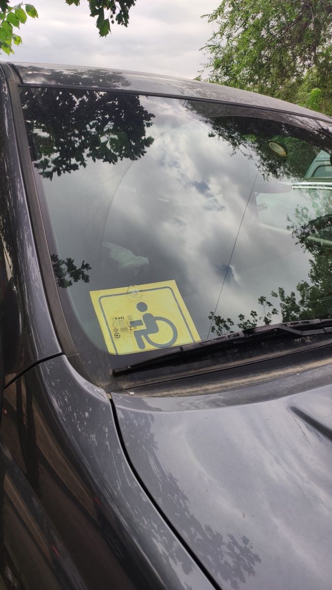 Знак наклейки: Инвалид и ребёнок в машине.