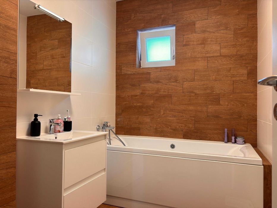 De închiriat casă nouă de locuit cu 3 camere mobilate