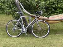 Bicicleta CUBE Streamer din aluminiu și furca din carbon