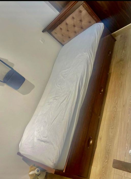 Янги диван сотилади матрас учта  тортмасиям бор тагида холати янги