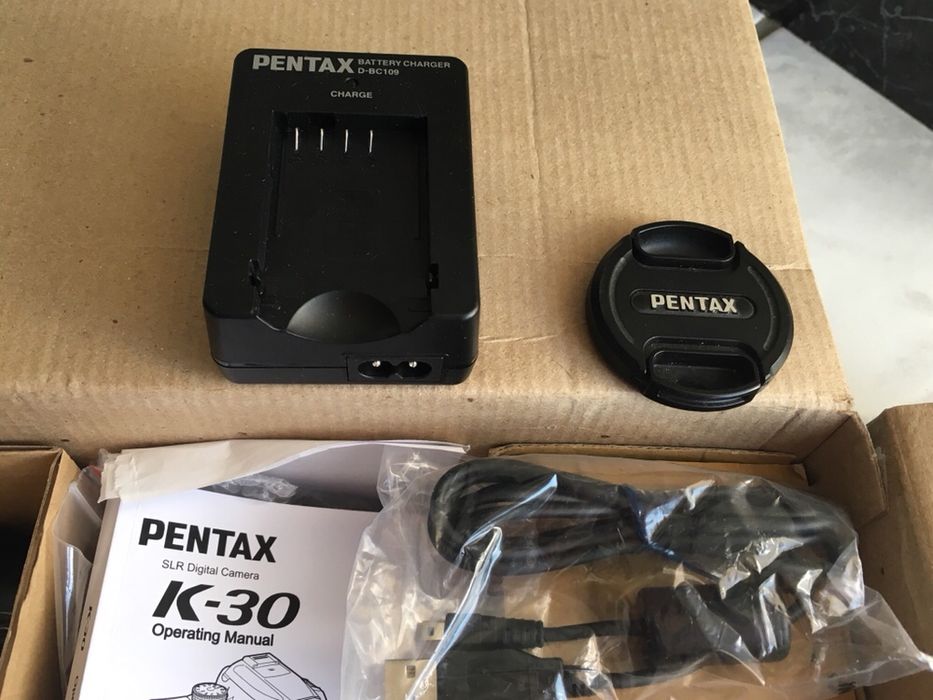 PHENTAX K30 зарядно , капачка и USB кабела