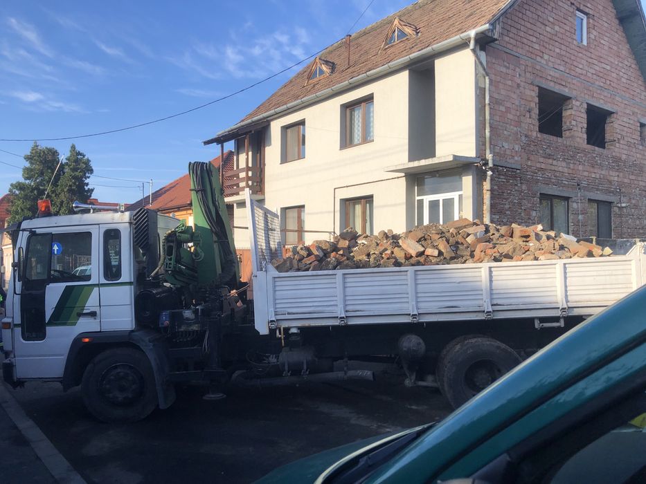 Camion cu macara basculabil