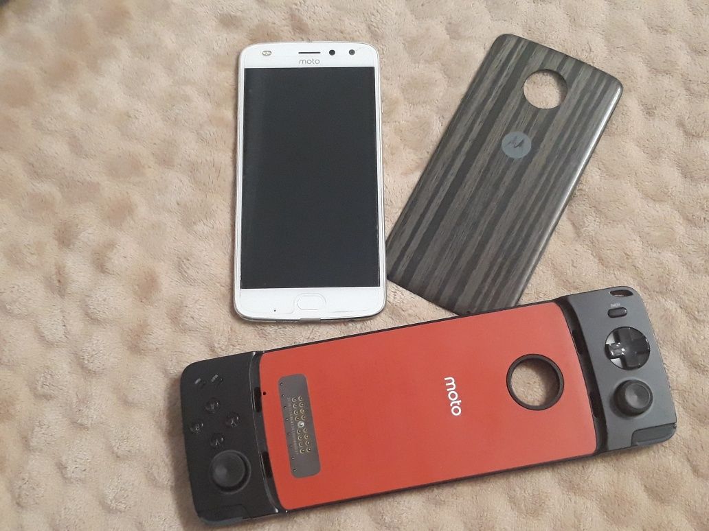Геймърски Motorola Z2 Play  и  Геймпад,допълнително гръбче и подарък