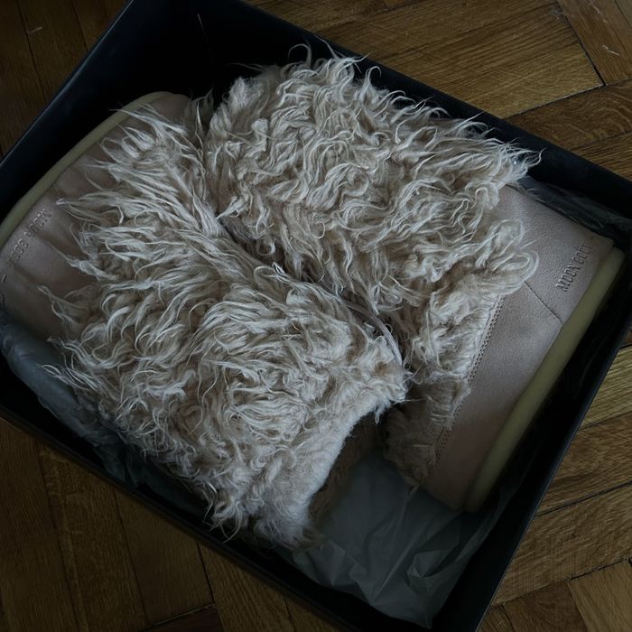 Icon Yeti pale-pink faux-fur boots