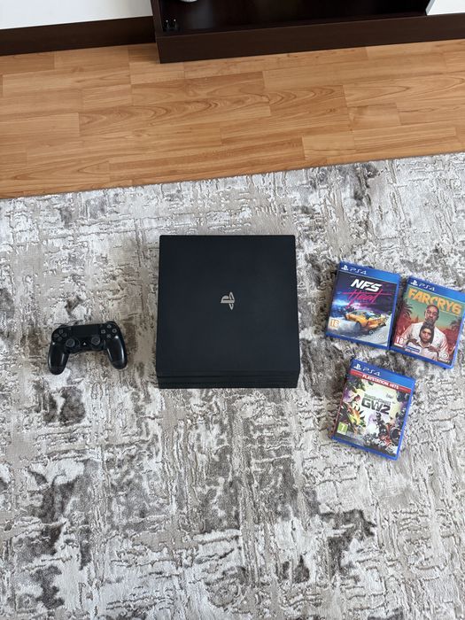 Vand ps4 pro 1 TB hard + 3 jocuri.  Consola este putin utilizata.