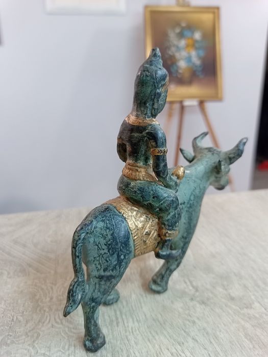 Статуетката изобразява Бог Яма (Владетелят на Правосъдието),