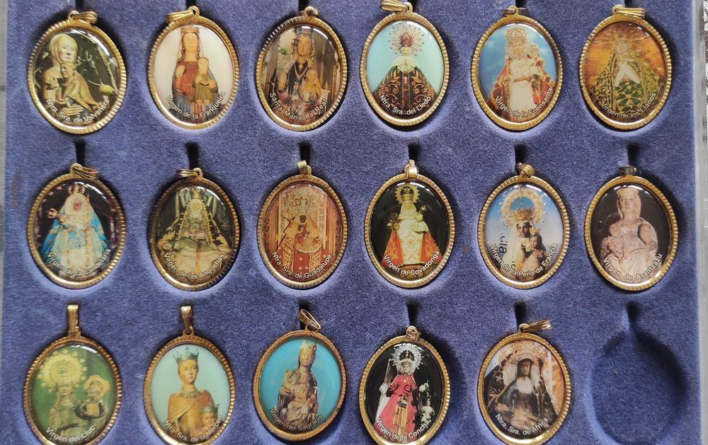 Католически медальони от месинг