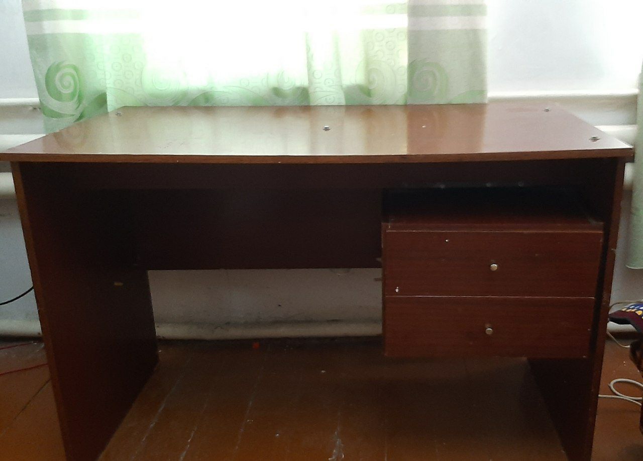 Школьный стол со шкафчиками