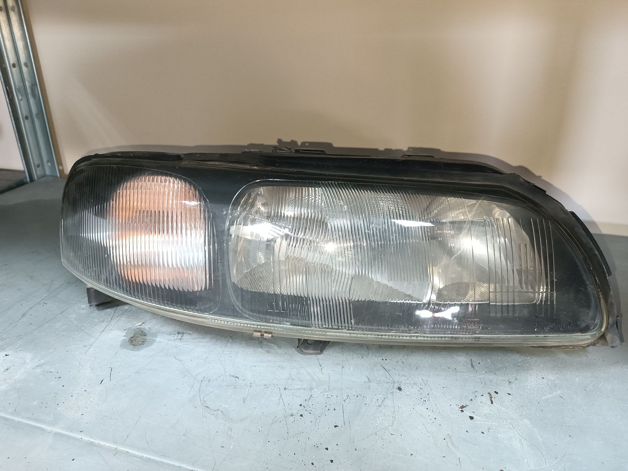 Ляв фар за Volvo XC70 01-05г.