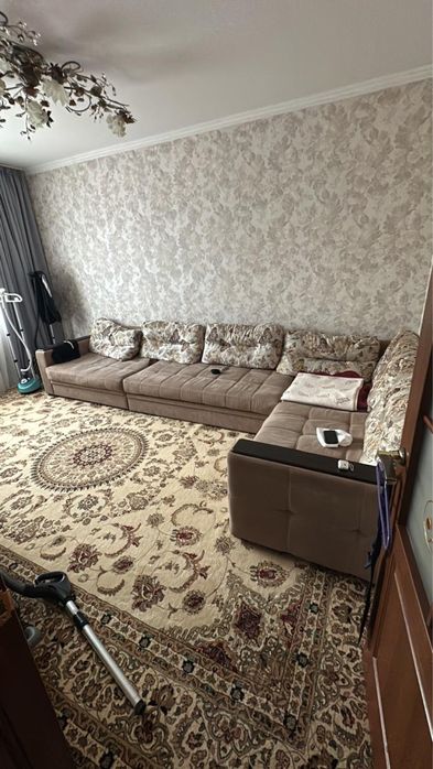 Угловой диван в отличном состоянии — просторный и удобный!