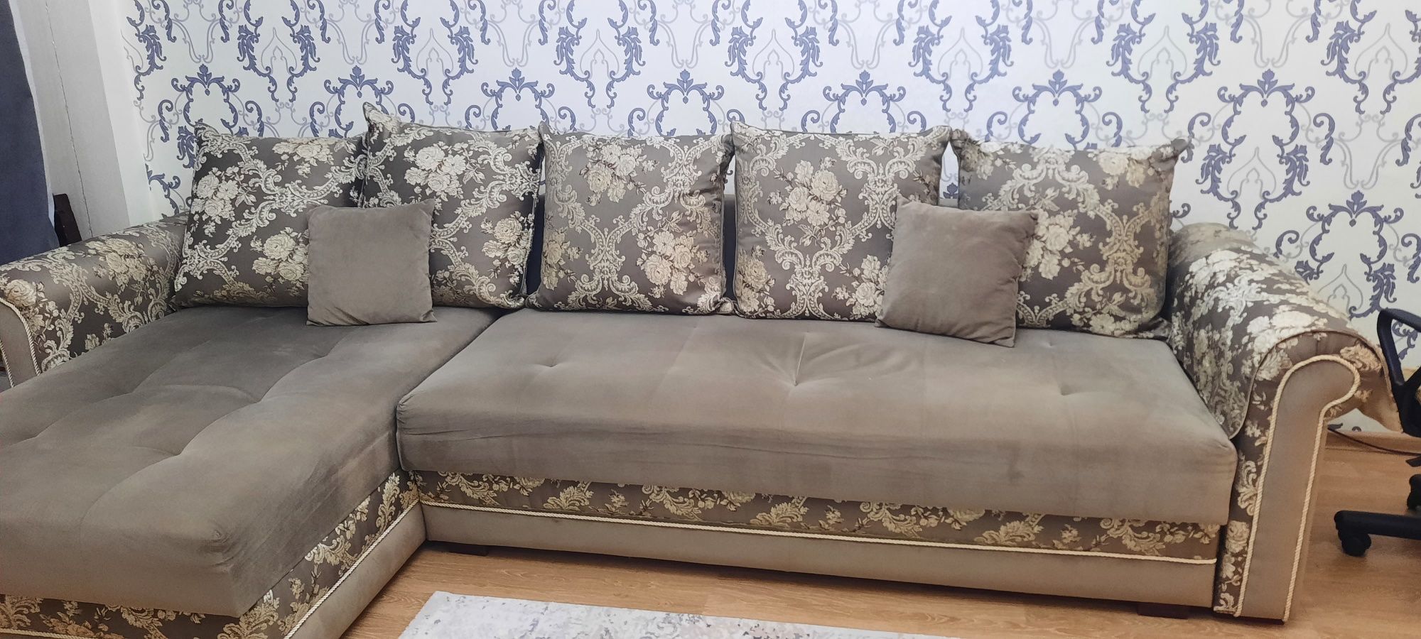 Продам диван серого цвета