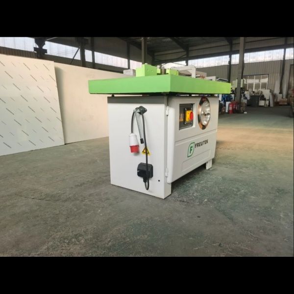 По заявка фреза с ъглова карета за дървена дограма.