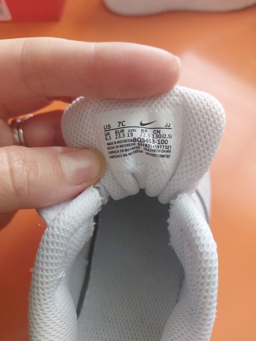 Pantofi sport NIKE albi din piele naturala mărime 23.5