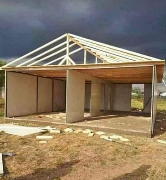 Vând case pe structură metalică și panouri sandwich