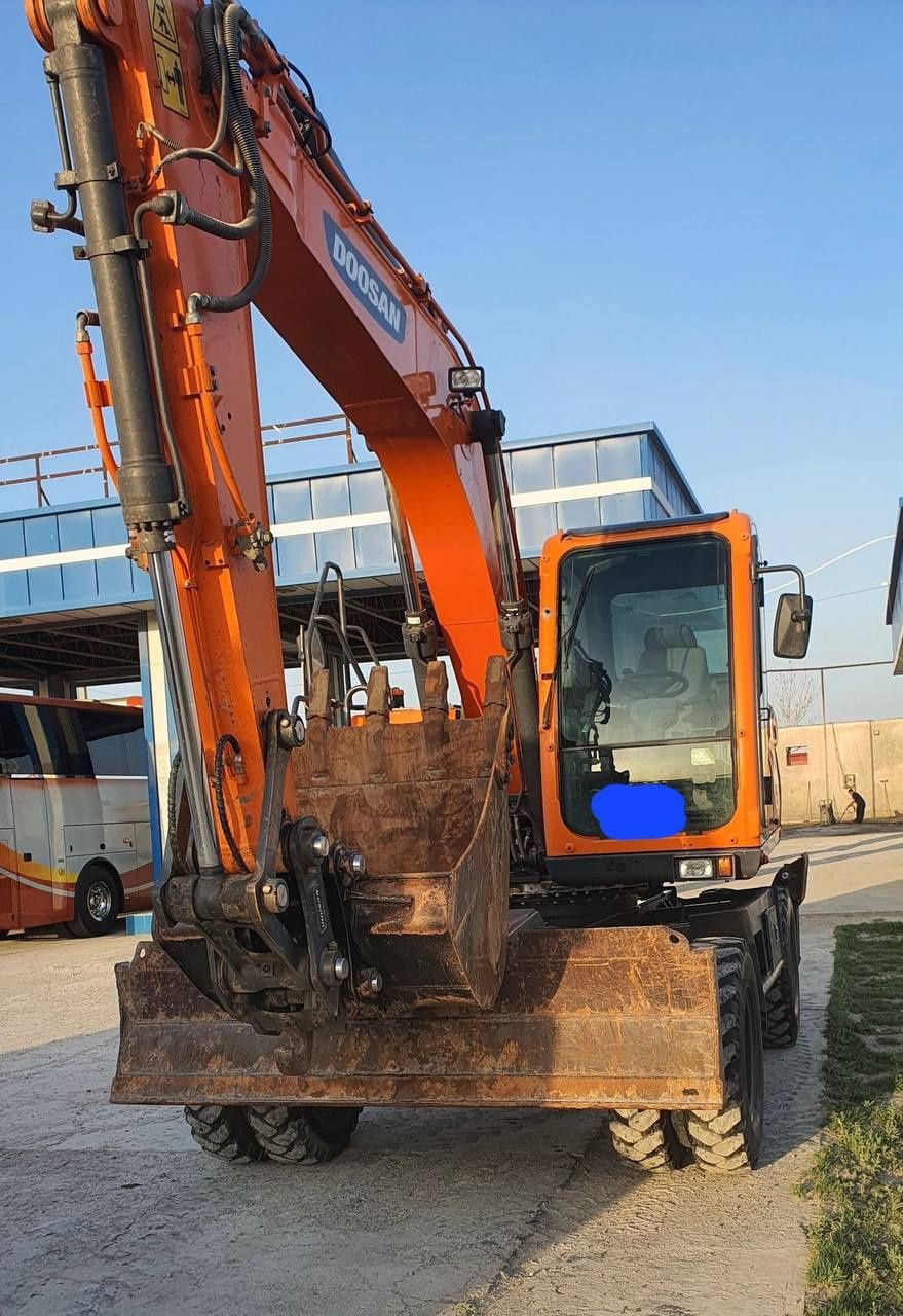 Колёсный экскаватор 
DOOSAN 2019 йил 
ковш- 0.6m3 
7800 моточас 

100