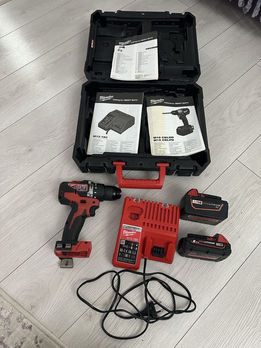 Bormasina cu percutie Milwaukee