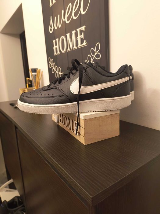 Vând 2 perechi de adidași Nike, ambele mărimea 42.5