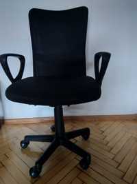 Продавам  офис стол -цвят черен.