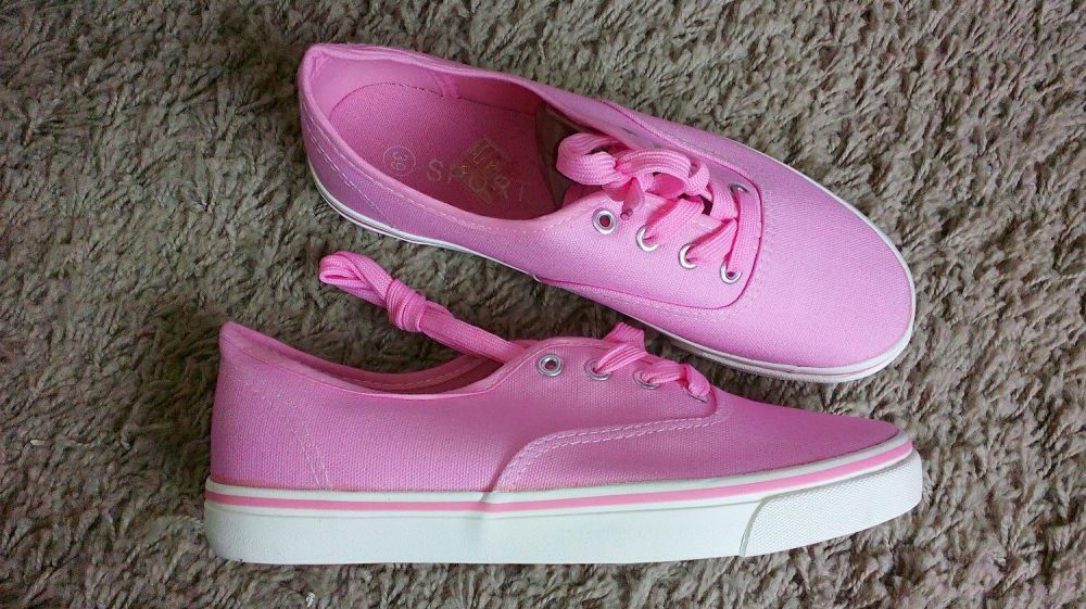 Рисувани дамски кецове