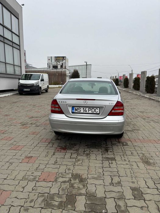 Vând Mercedes Benz C200