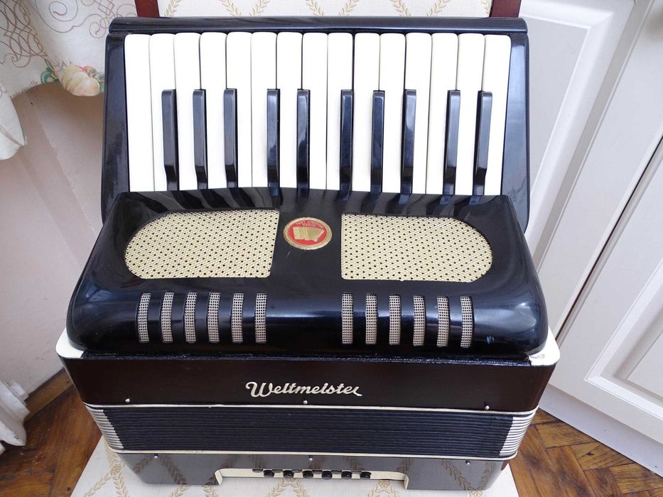 Много запазен стар акордеон Велтмайстер 12 баса