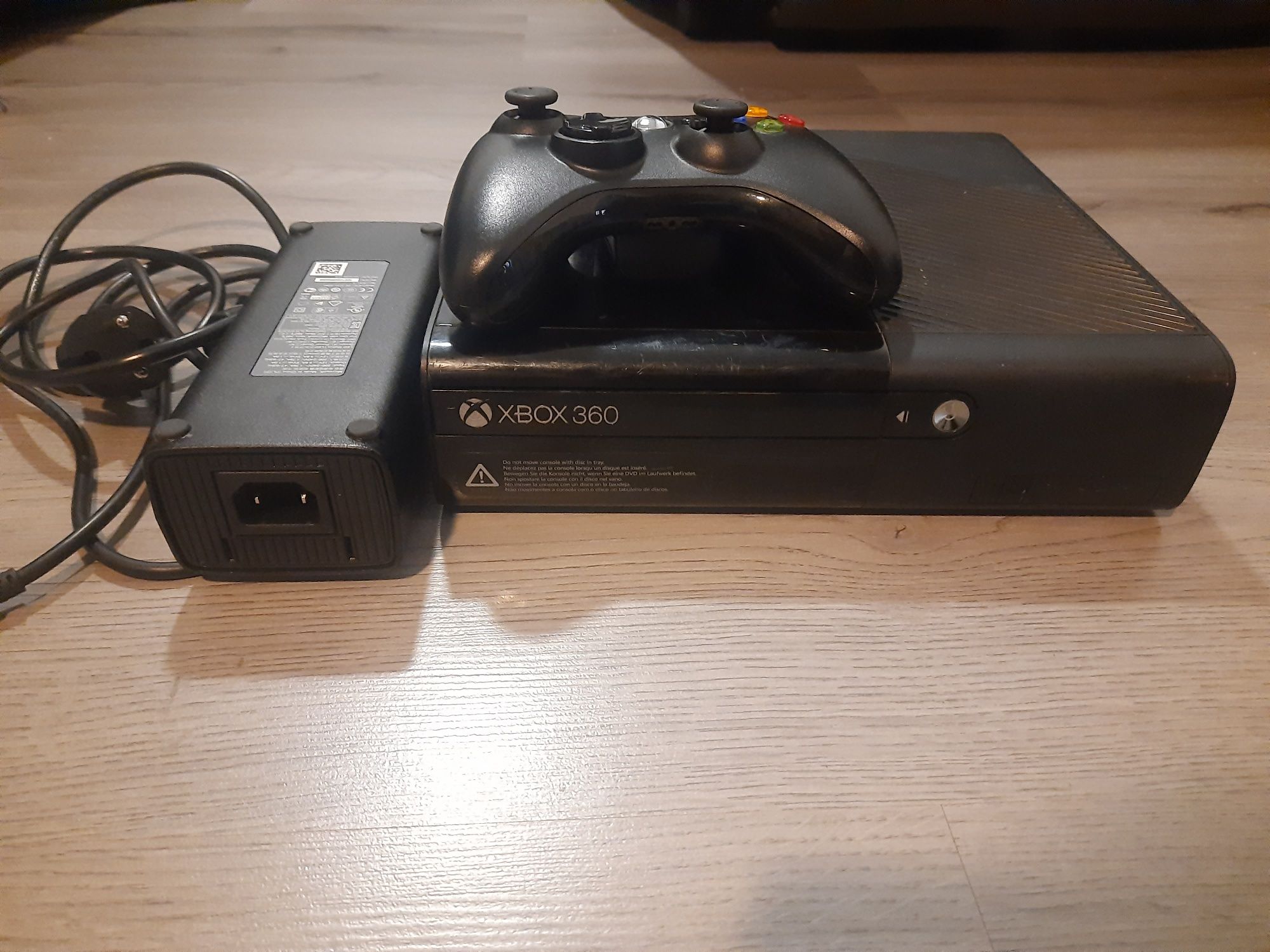 Xbox 360 E  Modat RGH 3 HDD 250 GB 35 jocuri
