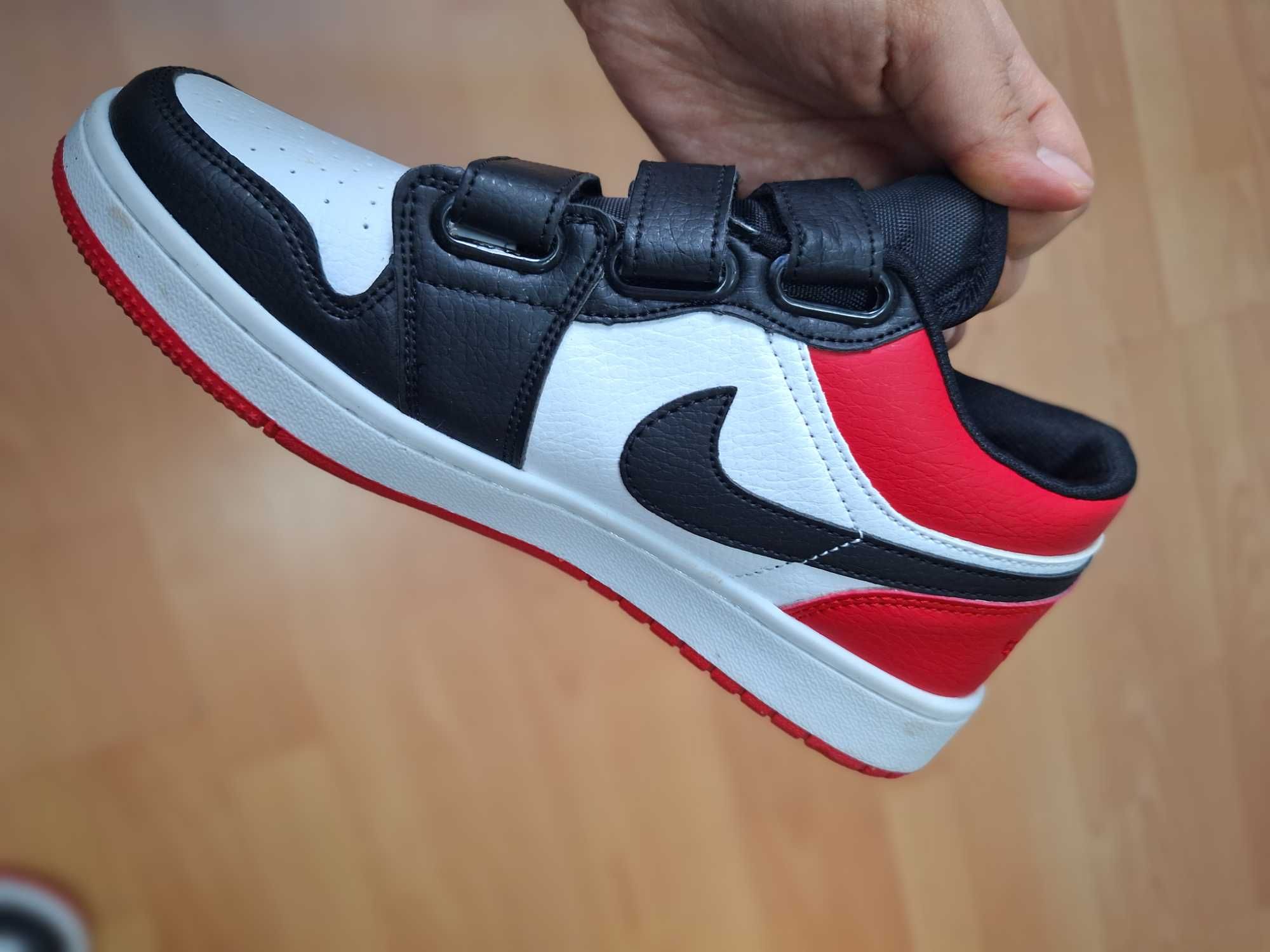 Jordan короткие кроссовки (трехцветные: красный, черный и белый)
