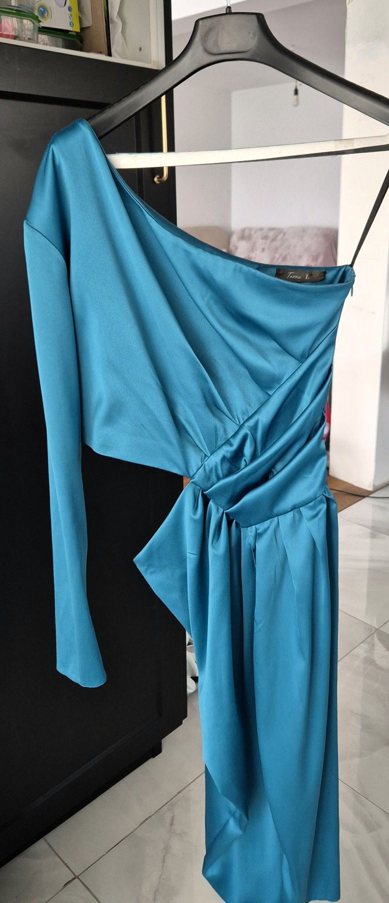 Vand rochie sexy, cu un umar gol