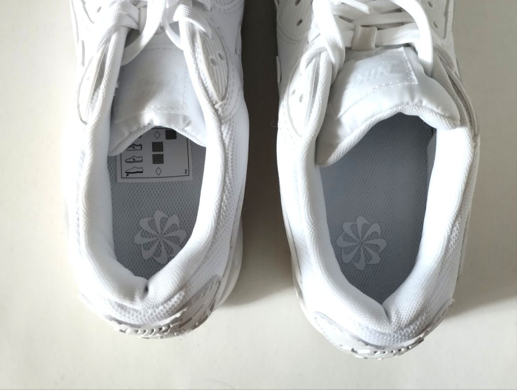 Нови Nike Air Max 90 Triple White Дамски Маратонки Номер 40,5