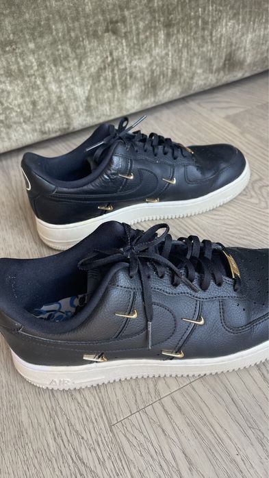Nike Air Force negri cu detalii aurii