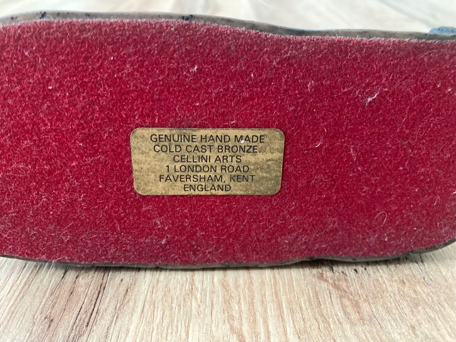 Статуетка конче подписана