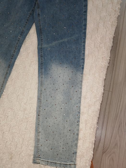 Blugi slim cu pietre