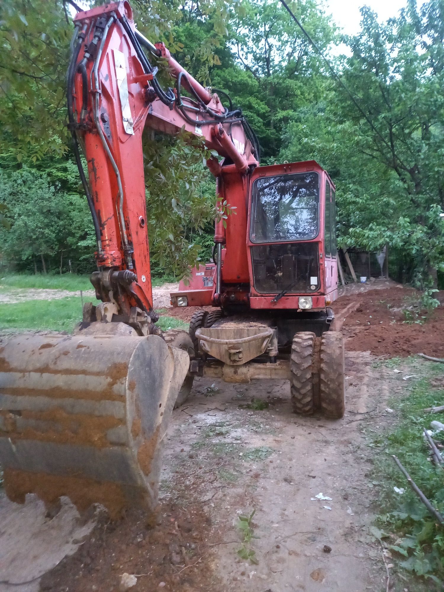 Prestari servici escavator 16tone pe roti cupa 2m taluz 1.10m sapat cu