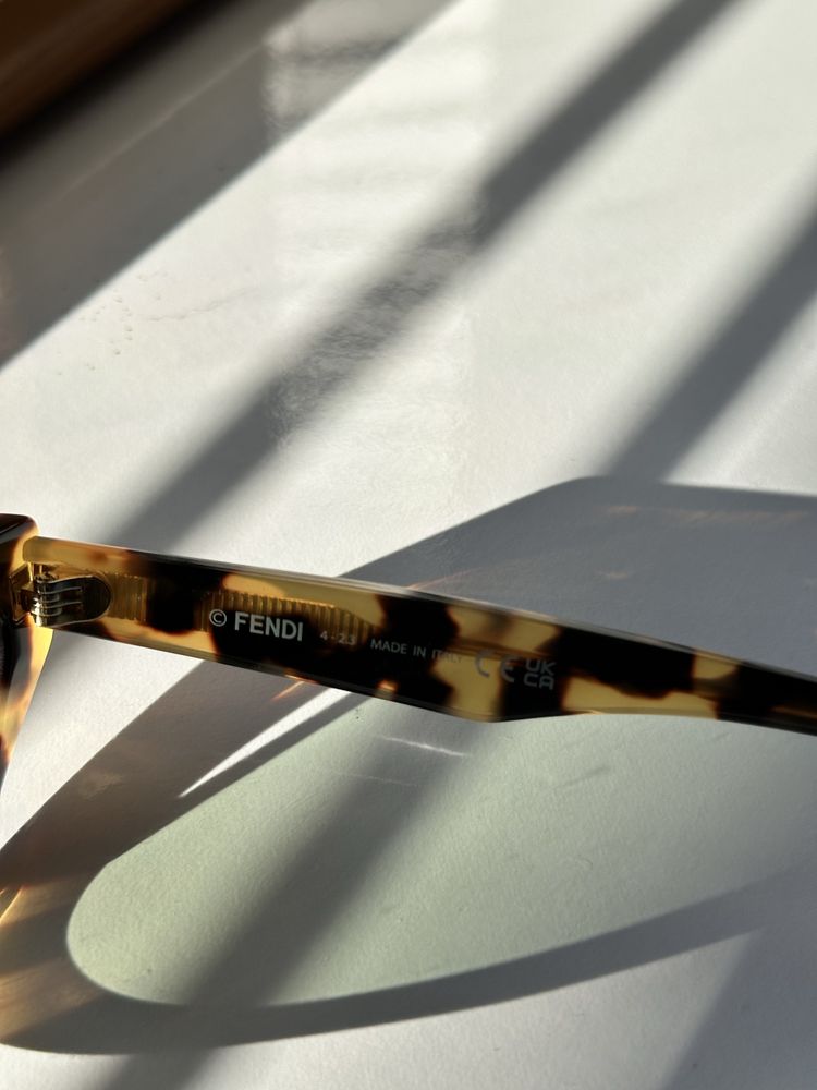 ОРИГИНАЛНИ Fendi дамски слънчеви очила с кутия и калъф