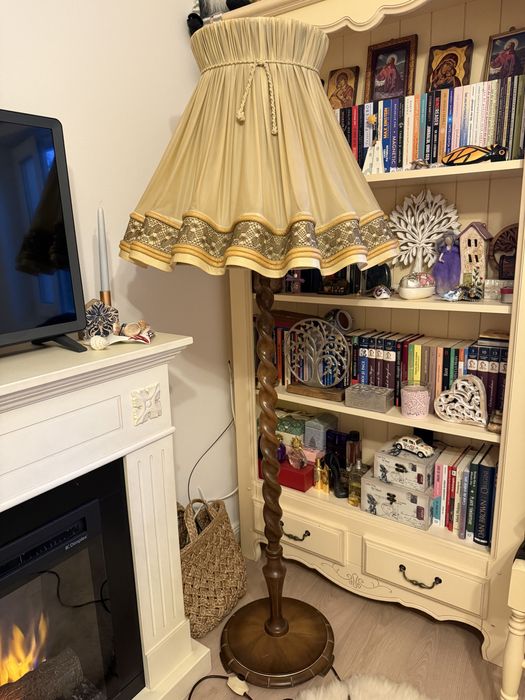 Lampadar de podea in stare foarte buna.