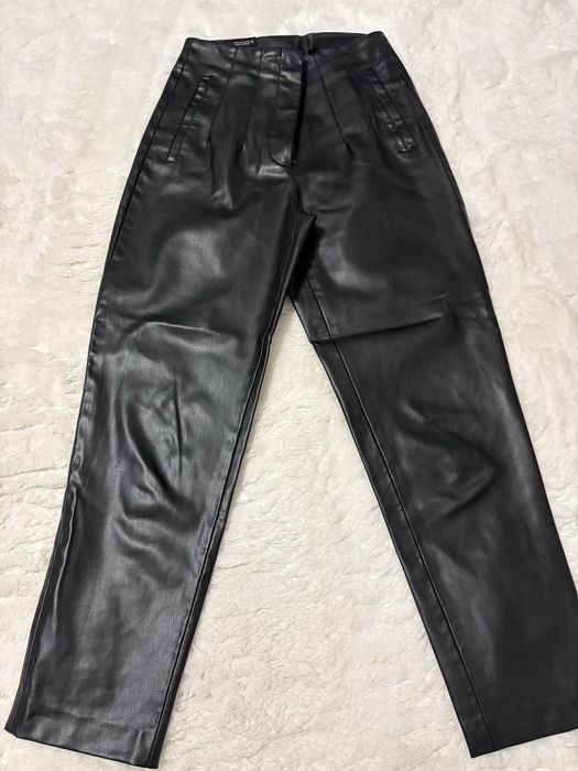 Pantaloni imitatie piele Zara