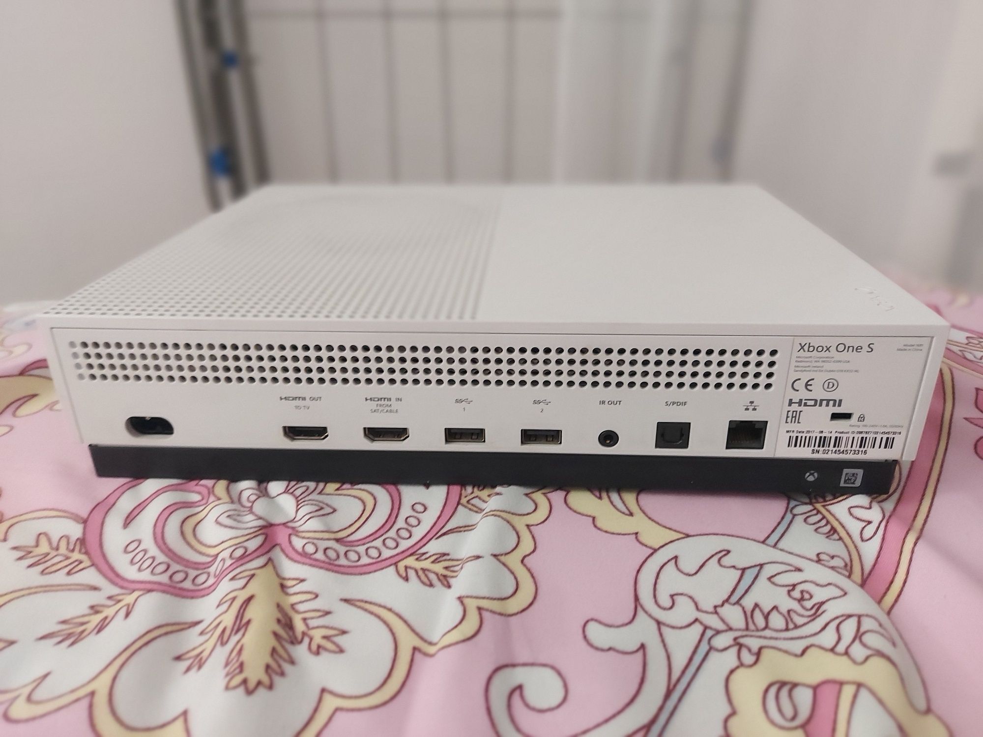 продам xbox one s СРОЧНО