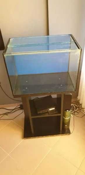 Продавам аквариум 50л със стойка.