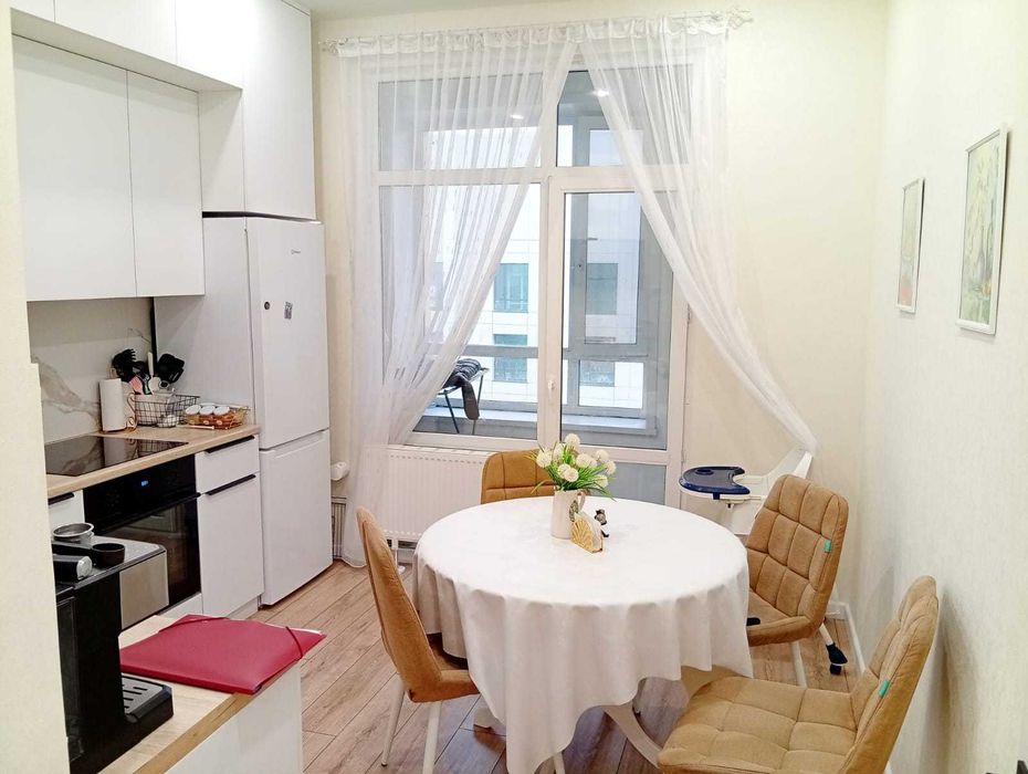 Кирпичный, тёплая , светлая, отличная шумоизоляция, набережная , пляж.