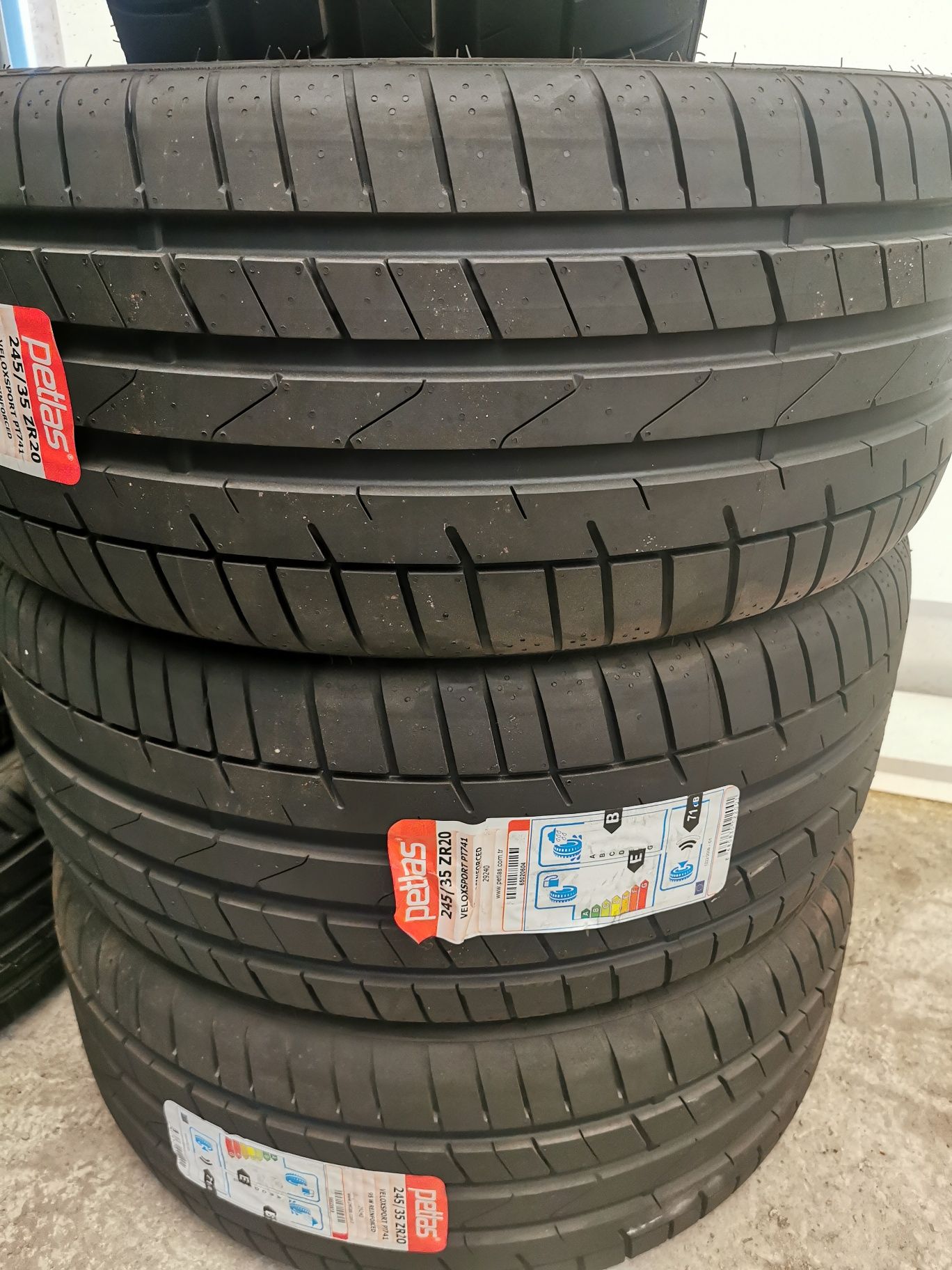 Vand anvelope de vara 245/35x20 marca Petlas