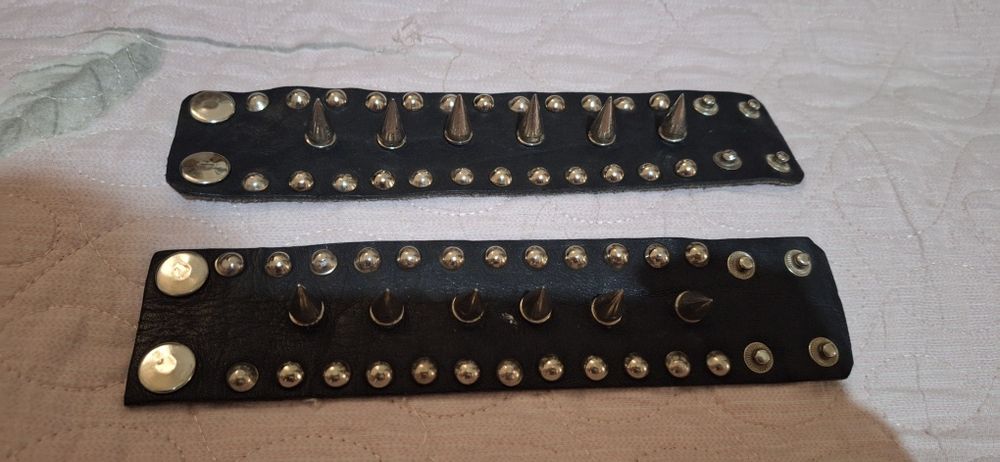 Кожаные браслеты с шипами