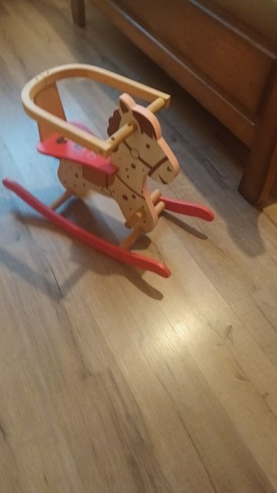 Дървено, люлеещо се столче