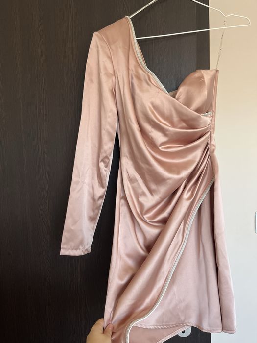 Празнична бежова рокля