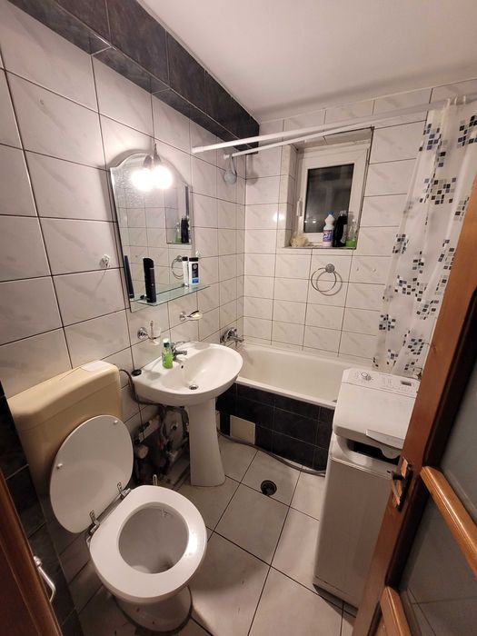 Dau în chirie ap 3 camere în Piața 1 Decembrie, mobilat și utilat