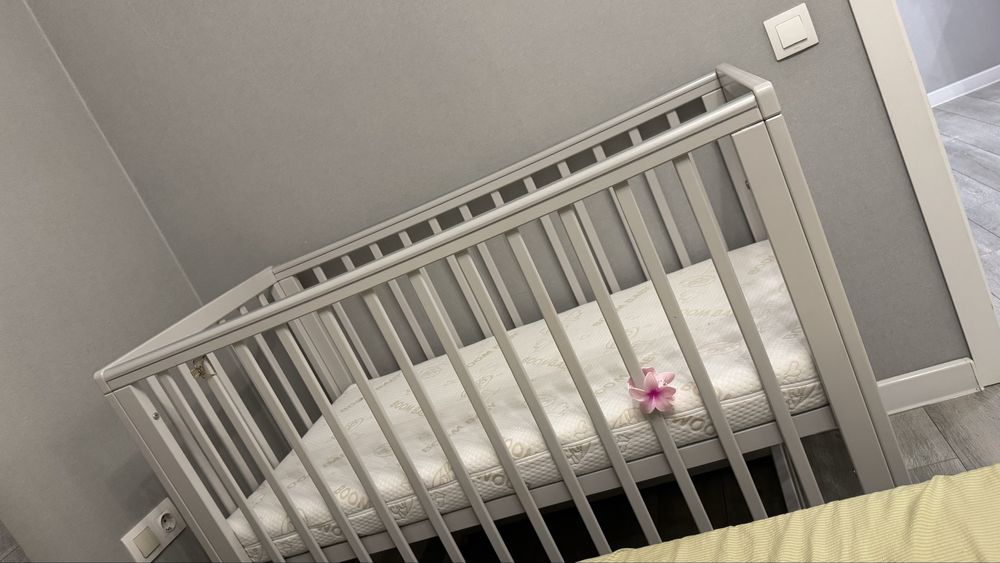 Манеж-кровать с матрасом