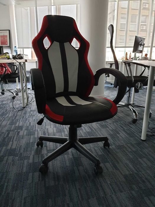 Геймърски стол в черно и червено